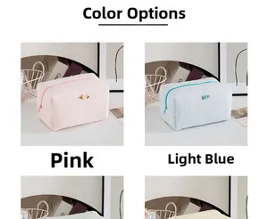 Beauty case in maglia rosa e azzurro con fiori 3D e dettagli con cerniera lampo