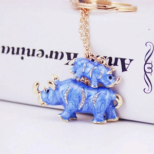 Porte-clés rhinocéros en émail bleu avec cadre doré et détails en strass brillants