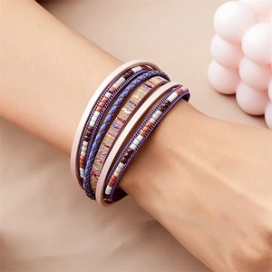 Gros plan d'un bracelet bohème multicouche en cuir avec fermoir magnétique au poignet