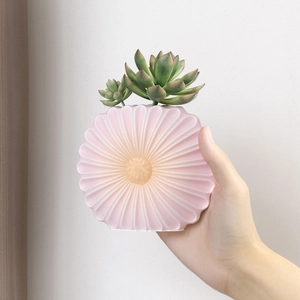 Maceta rosa con diseño de girasol en la mano para decoración de escritorio creativa