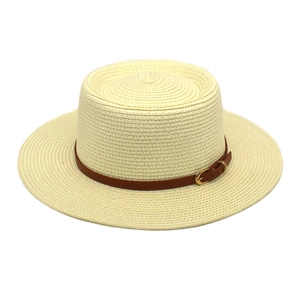 Detail eines beigen Strohhuts mit flacher Krempe und braunem Lederband mit Goldbuckle