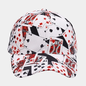 Dettaglio ravvicinato della stampa carte da gioco e cuciture a sei pannelli del cappello