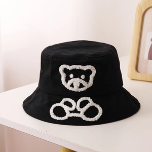 Détail de la broderie ours blanc en bouclette sur un chapeau bob en toile de coton noir