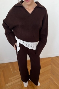 Detailansicht des braunen Strick-Polo-Sets aus Pullover und Hose mit feinem Spitzenband