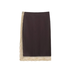 Jupe mi-longue en satin marron chocolat avec bordure en dentelle beige élégante