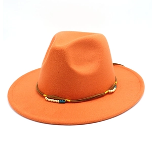 Dettaglio del cappello fedora arancione con fascia intrecciata e perline colorate