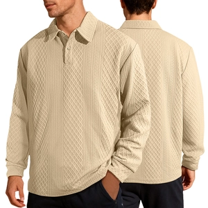 Dettaglio ravvicinato della trama jacquard a rombi e del colletto della polo beige da uomo