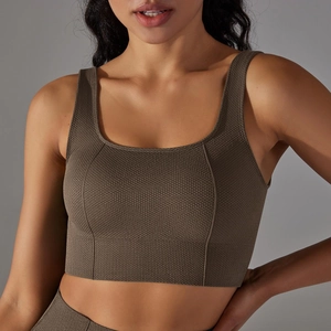 Gros plan du soutien-gorge de sport marron sans couture avec texture gaufrée tricotée