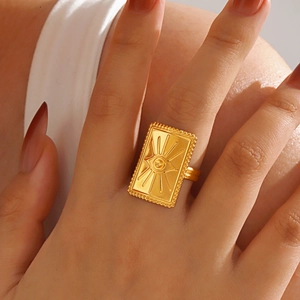 Bague ouverte rectangulaire dorée avec motif œil protecteur et relief vintage