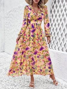Vue détaillée d'une robe longue jaune à fleurs avec col en V et découpes à la taille