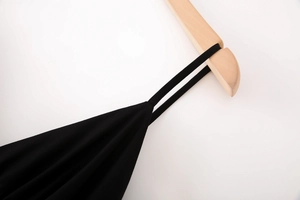 Détail de la robe midi noire à col en V avec fines bretelles et texture en maille fine