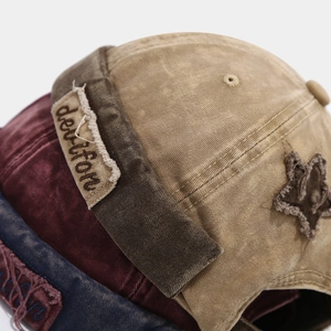 Détail du bonnet docker en toile lavée avec écusson étoile vieilli et broderie
