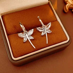 Detail von Libellen-Ohrringen aus Silber mit Zirkonia in einer Samt-Schmuckbox