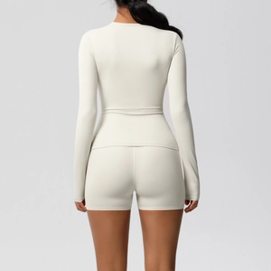 Vue arrière de l'ensemble de yoga crème avec haut à manches longues et short moulant