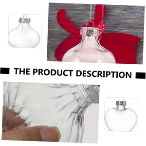 Détail macro d'ornements creux en PET transparent avec capuchons et crochets en argent