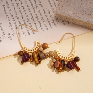 Boucles d'oreilles bohèmes plaquées or 18 carats avec perles de pierre et glands