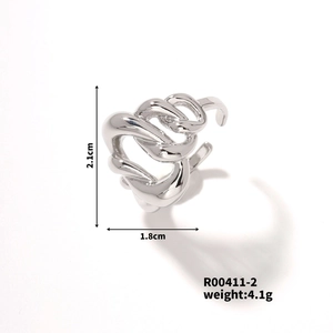 Detailed view of silver irregular chain ring with dimensions 2.1cm height and 4.1g weight