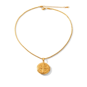 Détail d'un médaillon en acier inoxydable plaqué or 18K avec gravure de la médaille Saint-Benoît