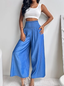 Pantalón de satén azul de talle alto y pierna ancha para mujer con top blanco corto