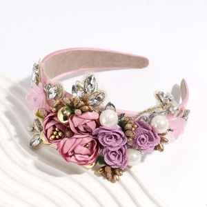 Détail du serre-tête baroque avec roses en satin rose, perles et strass marquise