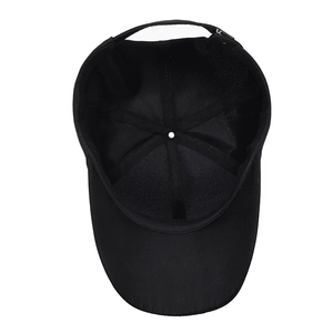 Casquette de baseball noire avec structure à six panneaux, renfort intérieur et boucle