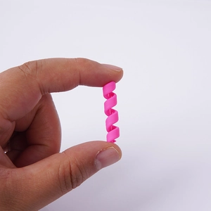 Rosa Spirale aus Silikon für DIY Miniatur-Kuchen und Bastelarbeiten in der Hand gehalten