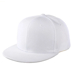Dettaglio del cappellino da baseball bianco a tinta unita con visiera piatta e sei pannelli