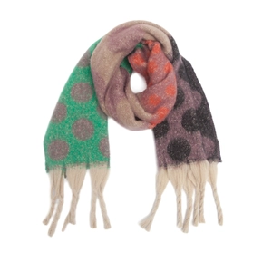 Dettaglio sciarpa in maglia a pois multicolore con frange e consistenza morbida