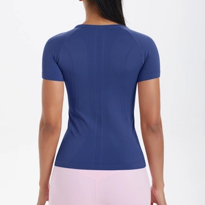 Dettaglio della maglietta sportiva blu navy slim con trama verticale e maniche raglan