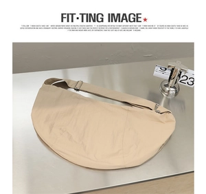 Dettaglio della borsa a mezzaluna in nylon kaki con tracolla regolabile e cerniera
