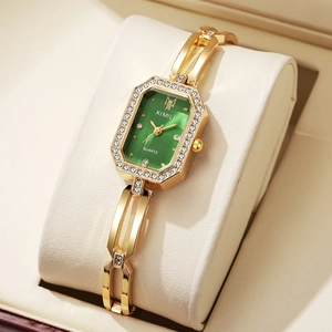 Vue détaillée du cadran vert émeraude avec lunette en cristal et bracelet à maillons dorés