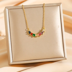 Collier élégant en or avec pendentif arc-en-ciel en zircon sur tissu de satin