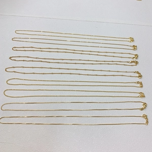 Dettaglio di catene per collane placcate oro 18k inclusi stili veneziana e a palline