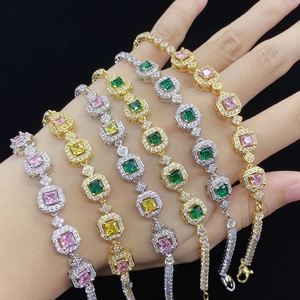 Elegante Gold- und Silberarmbänder mit lebhaften rosa, grünen und gelben Edelsteinen