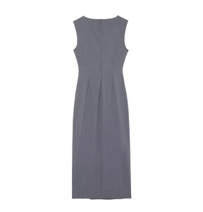 Détail de la fermeture éclair invisible au dos de cette robe midi grise sans manches