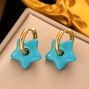 Boucles d'oreilles étoiles avec anneaux dorés et breloques bleu ciel dans un écrin