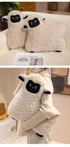 Détail d'un coussin en peluche mouton blanc avec texture douce et visage brodé mignon
