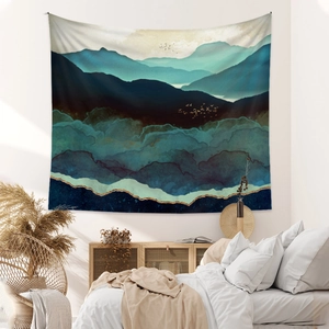 Dettaglio dell'arazzo di montagna blu e oro con design artistico fluido in una camera