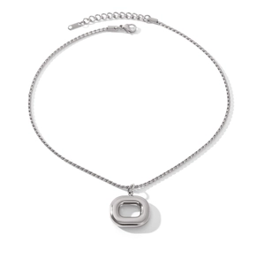 Vue détaillée du collier chaîne avec pendentif ovale géométrique creux et poli
