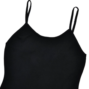 Détail d'un débardeur en maille noire avec de fines bretelles et une texture douce