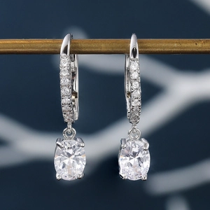 Macro di orecchini a goccia in zircone argento con cerchi pavé e incastonatura a griffe