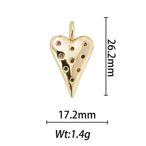 Détail montrant les dimensions 26,2x17,2mm d'un pendentif cœur avec pierres colorées