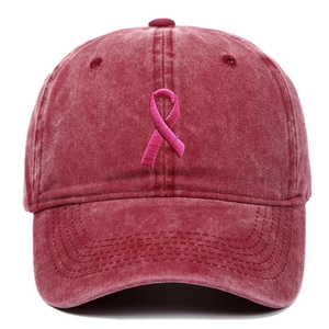 Détail de la broderie ruban rose sur casquette en coton lavé de style vintage rouge