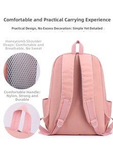 Dettaglio dello zaino rosa con spallacci in rete traspirante e manico in nylon resistente