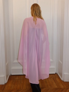 Lichtgewicht transparante roze chiffon sjaal voor dames met golvende zoom en open rug