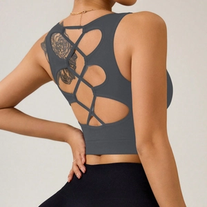 Détail de la découpe en cœur et des bretelles croisées sur le haut de yoga gris