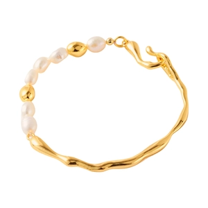 Bracelet de perles baroques françaises avec chaîne en métal doré irrégulier sur blanc