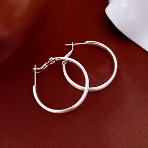 Orecchini a cerchio in argento spazzolato opaco su elegante seta rosso scuro