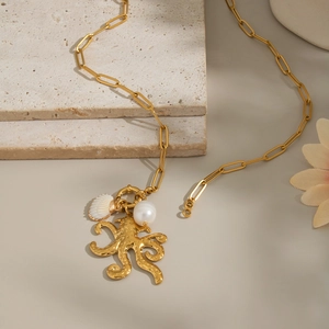 Collana polpo dorata con ciondolo in perla e conchiglia su catena a graffetta