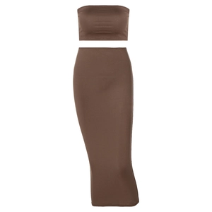 Détail d'un ensemble marron deux pièces avec haut court bustier et jupe longue moulante